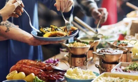 Ăn uống theo cách này khi đi du lịch, người bụng dạ kém đến mấy cũng an toàn, lại rất tốt cho sức khỏe