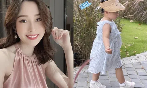 Hoa hậu Đặng Thu Thảo khoe con gái út trắng xinh, chân tay bụ bẫm chắc nịch, chụp góc nghiêng thấy rõ chiếc mũi cao