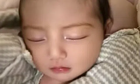 Vừa chào đời đã đẹp như tạc tượng, bé sơ sinh khiến cả phòng mổ trầm trồ: “Chưa từng thấy đứa trẻ nào như vậy”