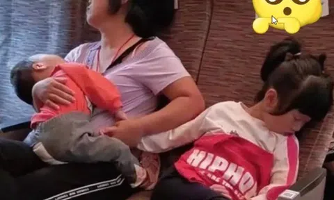 Trong bức hình, người mẹ đưa 2 con về quê nghỉ lễ, dù ngủ quên nhưng có một hành động rất thông minh, ai tinh mắt mới thấy