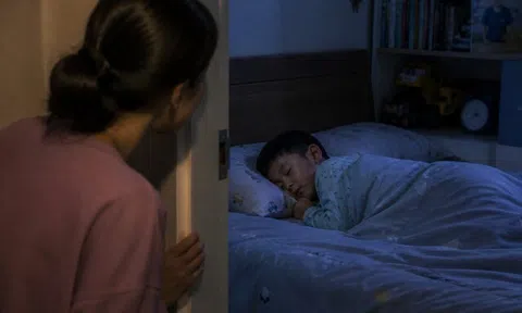 Cứ 8 giờ tối là con lên giường đi ngủ, mẹ nghi ngờ về nhà kiểm tra người giúp việc mới sáng tỏ