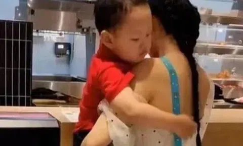 Nắng nóng, mẹ mặc áo hở lưng cùng con đi ra ngoài, hành động đáng yêu của em bé khiến người xung quanh bật cười