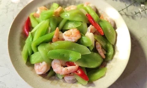 Cây này tưởng chỉ ăn lá, ai ngờ thân cũng cực ngon, canxi gấp 36 lần canh xương hầm, đem nấu kiểu này vừa ngon lại bổ