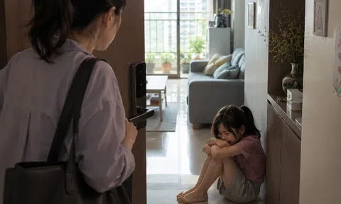 Ôm con gái về sống chung với chồng mới, một lần đi làm về giữa trưa thấy cách anh đối xử với con, tôi quyết ly hôn