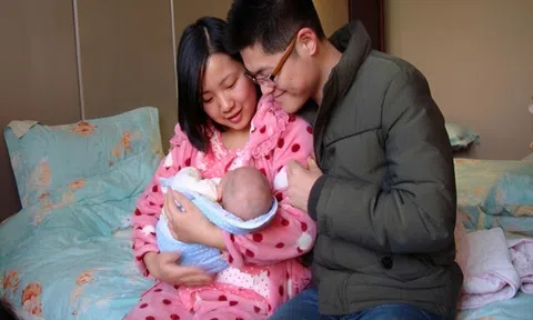Vợ đẹp bỗng rủ đẻ thêm sau nhiều năm “kế hoạch”, ngày đứa trẻ chào đời, người chồng biết mình đã bị lừa