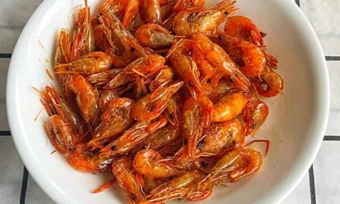 Không ngờ rang tôm chỉ cần nhúm gia vị đơn giản này đã lên màu đỏ đẹp, giòn ngon không bị ướt
