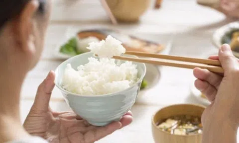 “Dễ như ăn cơm” nhưng nhiều người vẫn gặp sai lầm, bác sĩ khuyên chỉ một thay đổi nhỏ hệ tiêu hóa sẽ rất cảm ơn