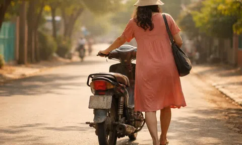 5 năm ly hôn tình cờ gặp vợ cũ dắt xe máy cà tàng, dừng lại định mỉa mai thì vợ mới nói 1 câu khiến tôi tái mặt