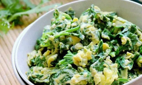 Ít ai biết lá này giàu dinh dưỡng hơn phần thân, đem xào với trứng vừa ngon lại tốt cho sức khỏe, chỉ nấu vài phút là chín