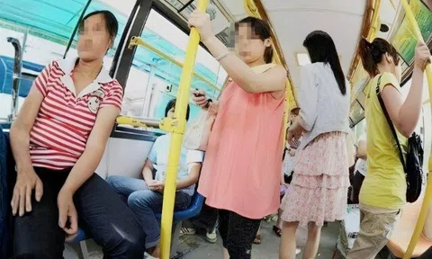 Bị nhắc nhở vì ngồi ghế ưu tiên, cô gái trẻ khiến cả xe buýt ngượng ngùng khi một vật trong túi vô tình rơi xuống