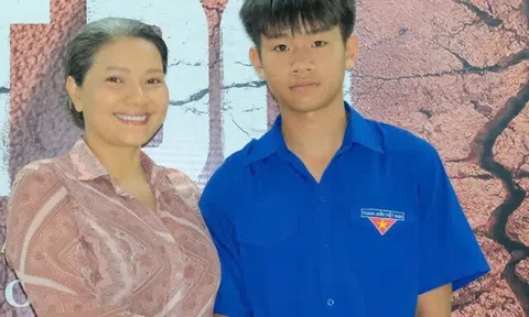 Con trai "nữ hoàng cảnh nóng" Việt: 13 tuổi tay không bắt rắn, 16 tuổi vẫn được mẹ đích thân "tháp tùng"