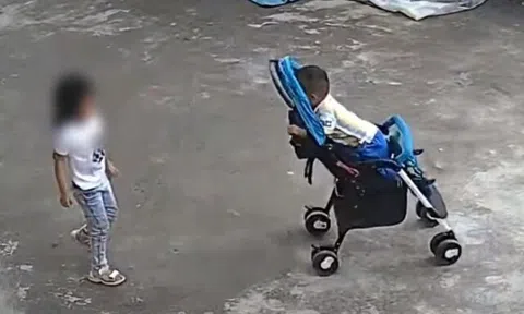 Chị gái chơi với em trai trước sân nhà, chiếc xe đẩy bất ngờ xảy ra sự cố khiến phụ huynh thót tim