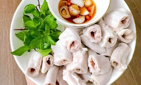 Luộc lòng lợn chỉ cần cho 1 loại gia vị này đảm bảo lòng trắng phau, giòn sần sật, chất lượng chẳng kém nhà hàng