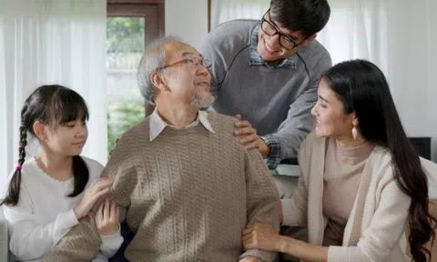Muốn con cái lớn rồi vẫn hay về nhà, cha mẹ không cần cho tiền, chỉ cần đừng làm 3 việc này!