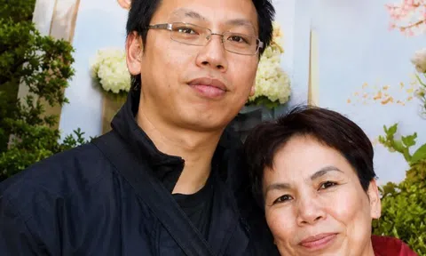 Nhiều năm “giả mẹ” đi họp phụ huynh giúp cậu bé mồ côi, người phụ nữ bất ngờ nhận 55 tỷ kèm lời nhắn