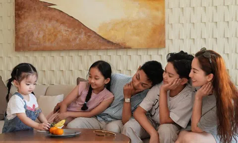 Con gái út nhà Khánh Thi - Phan Hiển "trắng phát sáng" trong ảnh gia đình, xinh xắn đáng yêu được cả nhà cưng chiều
