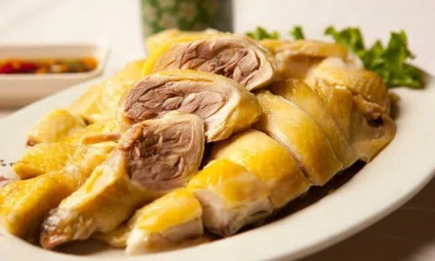 Cách luộc gà ngon da vàng giòn, không bị nứt, đỏ ai không phải ai cũng biết