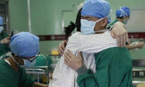 Mẹ trẻ 9X vừa sinh con xong liền khóc nức nở vì thấy con “lạ quá”, gia đình hoang mang nhưng bác sĩ chúc mừng