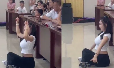Hình ảnh cô giáo trong lễ tốt nghiệp của học sinh mầm non gây xôn xao mạng xã hội