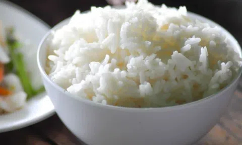 Mùa hè oi nóng, cơm nguội nhanh thiu, nhớ làm điều này, cơm để lâu vẫn ngon như mới nấu