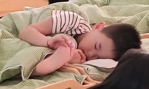 Cô giáo gửi ảnh con không chịu ngủ trưa ở lớp, nhìn bàn tay bé bố lo lắng