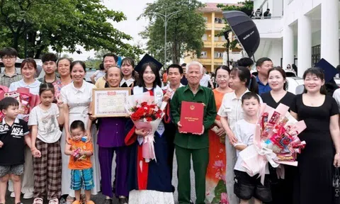 Nữ thủ khoa gây xúc động khi 29 người thân đến dự lễ tốt nghiệp: “Gia đình là động lực lớn nhất của tôi”