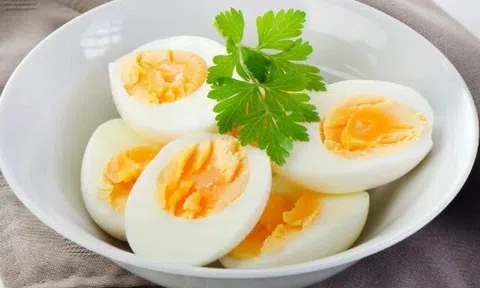 Luộc trứng đừng dại cho ngay vào nồi, nhớ làm điều này trước trứng không nứt, chạm nhẹ vỏ đã bong ra