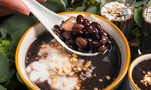 Nấu chè đỗ đen, thêm thìa bột màu trắng này vào đỗ mềm bở, thơm bùi không vỡ nát