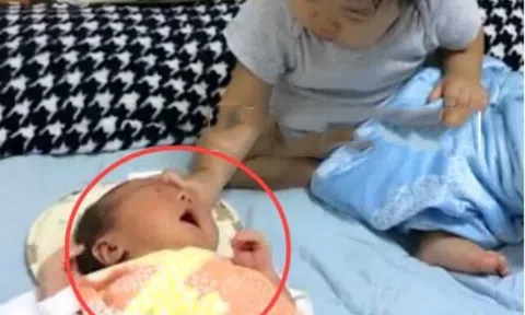 Người mẹ tỉnh giấc vì tiếng con khóc giữa đêm, vừa bật đèn thấy con gái có hành động khó tin với em sơ sinh