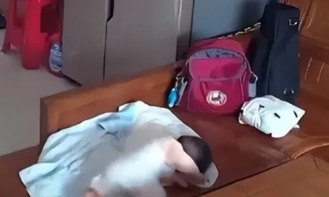 Nghỉ hè mẹ gửi con sơ sinh về quê cho bà nội chăm, nào ngờ xem camera ở nhà liền không thể bình tĩnh
