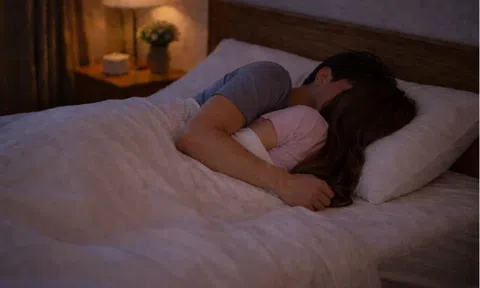 Về nước sau 1 tuần công tác, tôi giục vợ đi ngủ sớm vì nhớ quá, không ngờ tái mặt khi chạm vào người em