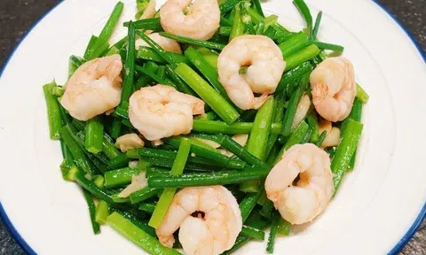 Loại lá mệnh danh là "rau của thận" lại còn bổ gan, đem xào với tôm được món ngon, thơm hơn cả khi cho hành