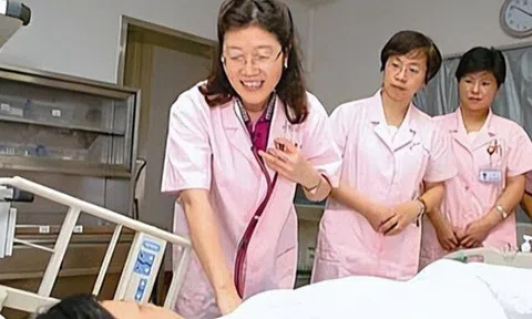 Mất con trai duy nhất ở tuổi 19, người mẹ U60 quyết đẻ thêm cặp sinh đôi và cái kết đắt giá trên bàn đẻ