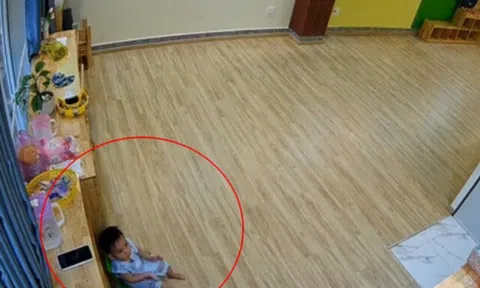 Đã muộn nhưng mẹ chưa đến đón, camera giám sát ghi lại cảnh bé trai ngồi một mình ở góc lớp, hành động ai cũng xót