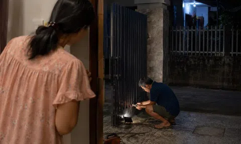11 giờ đêm thấy bố chồng cầm đèn pin cặm cụi trước cổng nhà, hôm sau ra nhìn mặt đất con dâu đỏ mắt