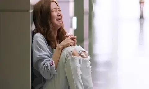 Con gái 3 năm không về thăm nhà, mẹ nóng ruột lên thăm thì tái mặt thấy con thơ thẩn trong bệnh viện