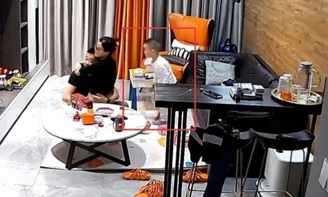 Camera phòng khách ghi lại cảnh gần gũi của cặp vợ chồng trẻ, cậu con trai tiểu học chứng kiến tận mắt