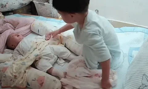 Mẹ ra ngoài để con trai 2 tuổi và em sơ sinh trong phòng ngủ, hành động của anh lớn khiến gia đình lặng người