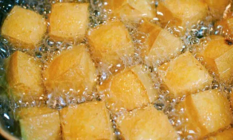 Rán đậu, vắt thêm vài giọt rẻ tiền này vào, đậu miếng nào cũng căng giòn rụm, không vỡ nát, điều này cực ít người biết