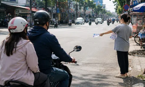 5 năm ly hôn, tình cờ gặp vợ cũ đứng phát tờ rơi, tôi và vợ 2 định mỉa mai thì có người gọi: “Chào giám đốc”