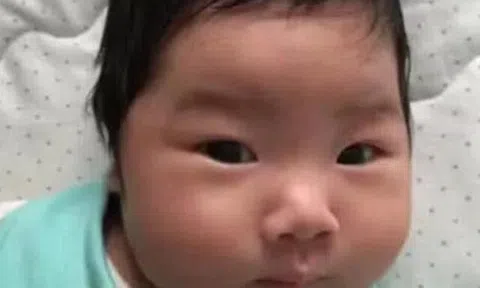 Con gái chào đời mẹ không nhận vì kém xinh, 5 năm sau đứa trẻ được nhiều người khuyên thi Hoa hậu