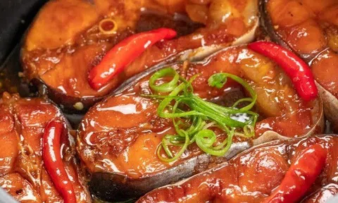 Tôi "tiếc đứt ruột" vì giờ mới biết, muốn cá kho ngon, đậm đà và không bị tanh hay nát phải nhớ 5 mẹo đơn giản này