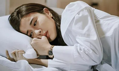 Đêm động phòng mẹ chồng bắt ngủ riêng, nửa đêm lén ôm gối sang phòng chồng, tôi phát hoảng vì bà cũng ở đó