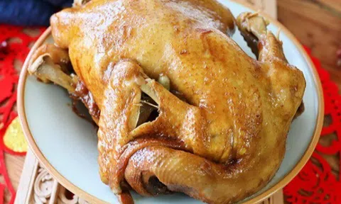 Cho cả con gà vào nồi cơm điện, 1 tiếng sau được món ngon cả nhà tưởng đặt mua ngoài hàng