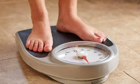 Ăn không nhiều, phụ nữ vẫn tăng cân sau tuổi 45? Chuyên gia chỉ ra 5 nguyên nhân và cách kiểm soát