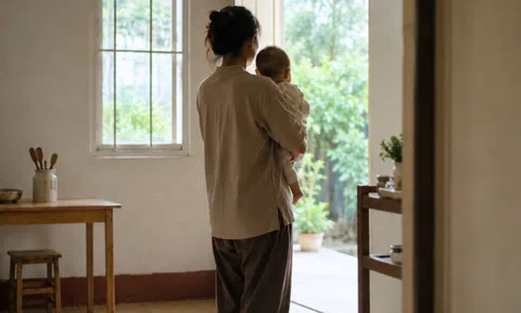 Bí mật về quê sau 3 năm xuất khẩu lao động để tạo bất ngờ, tôi sốc khi thấy cảnh vợ bên nhà hàng xóm