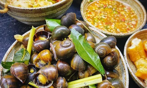 Luộc ốc cứ quắt thịt lại không sạch, đầu bếp mách cho thìa cực chua này vào, con nào cũng mẩy, giòn ngon thơm nức