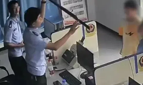“Khối nghỉ hè” mang súng đến đồn cảnh sát khiến ai cũng căng thẳng, cả căn phòng vỡ òa khi hai đứa trẻ lên tiếng