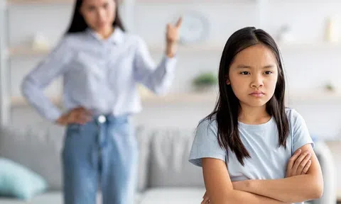 Bé gái tiết kiệm tiền đi khám tâm lý và câu nói “bố mẹ cháu không quan tâm đâu” khiến chuyên gia xót xa