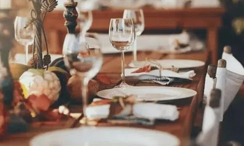 Đừng bao giờ mời một nhóm quá đông đi ăn, lý do rất đơn giản